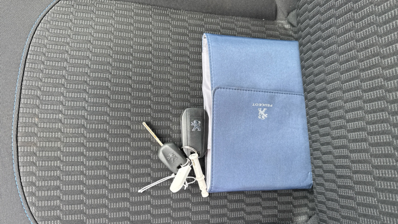 Peugeot 208 1.2 PureTech 82 Signature 5dr [Start Stop] Petrol Hatchback